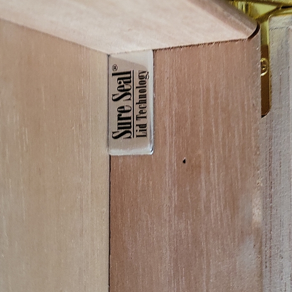 🆕️Cedar wood humidor - Picture 8 of 8